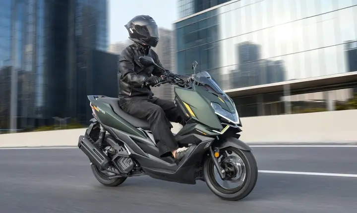 Zontes 125X bočno u vožnji