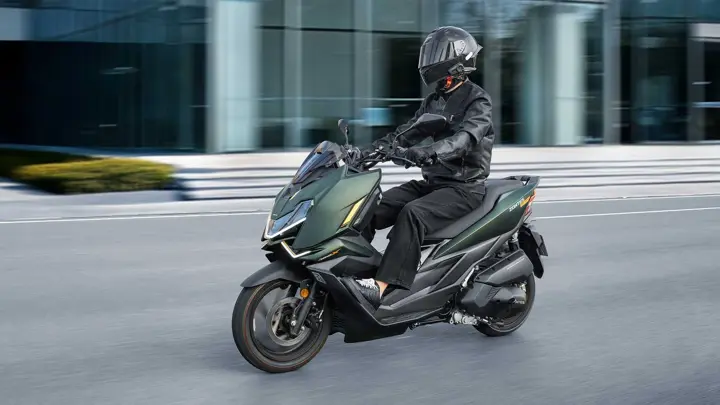 Zontes 125X u vožnji gradom