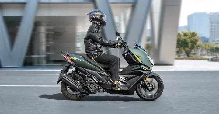 Zontes 125X u vožnji uz modernu zgradu