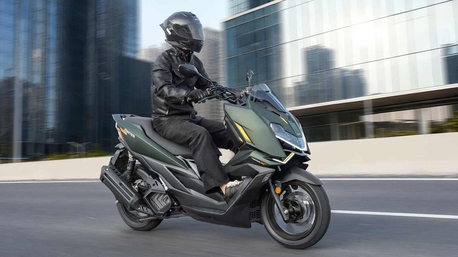 Zontes 125X u vožnji gradom